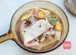 Illustration of how to make fried pork skin with onions and peppers 1