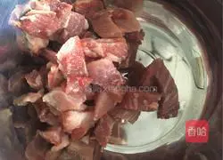 Illustration of how to make crispy cumin meat slices 1