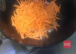 Illustration of how to make fried shredded beef with shredded carrots 4