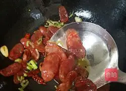 Illustration of how to stir-fry sausage with garlic moss 6