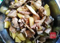 Illustration of how to make steamed mushrooms, potato and chicken 5