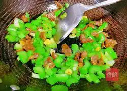 Illustration of how to stir-fry beef tendon with celery 12