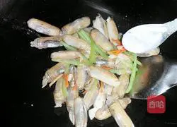 Illustration of how to make spicy stir-fried razor clams 8