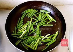 Illustration of how to stir-fry eggs with garlic moss 5