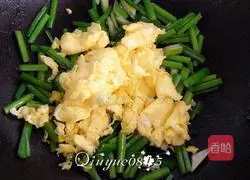 Illustration of how to make scrambled eggs with chive flowers 5