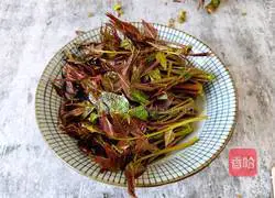 Illustration of how to make Chinese toon scrambled eggs 2