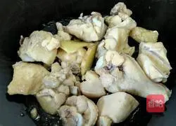 Illustration of how to make chestnut roast chicken 6