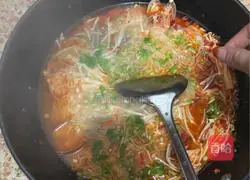 Illustration of how to make the rice noodles in the flower armor 10