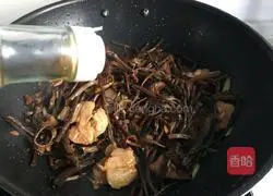 Illustration of how to make fried pork belly with tea tree mushrooms 8