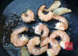 Illustration of how to stir-fry shrimps with chives 8