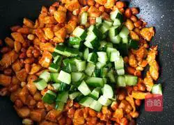 Illustration of how to make diced chicken in sauce 14