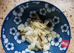 Illustration of how to make spicy and sour sausage 3