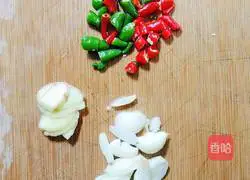Illustration of how to make spicy pepper chicken legs 2
