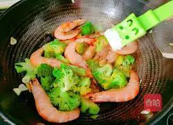 Illustration of how to make fried shrimps with broccoli 11