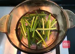 Illustration of how to make fried sausage with garlic sprouts 5