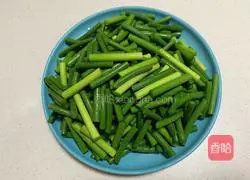 Illustration of how to make fried pork with garlic moss 1