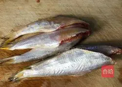 Illustration of how to make dry-fried white-scaled fish 1