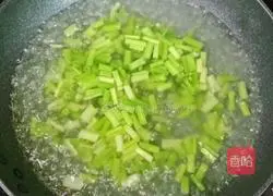 Illustration of how to make stir-fried beef with diced celery 9