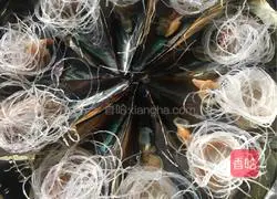 Illustration of how to make garlic scallops 3