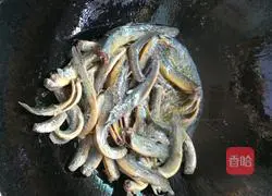 Illustration of how to make spicy loach 4