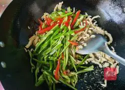 Illustration of how to make fried shredded chicken with double peppers 10
