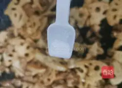 Illustration of how to stir-fry lotus root with meat 7