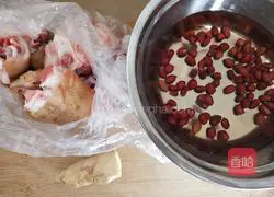  Illustration of how to make rice cooker peanut and pig trotters 1