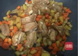 Illustration of how to make braised pork ribs with rice 6