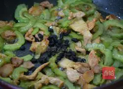 Illustration of how to make fried pork with bitter melon 6