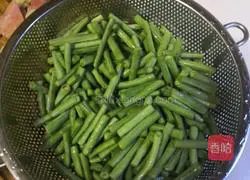 Illustration of how to make stir-fried cowpeas and meat 4