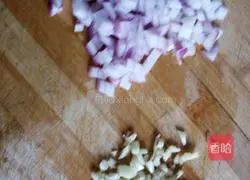 Illustration of how to make beef and enoki mushrooms with black pepper 1