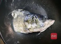 Illustration of how to cook fish head with rice 3