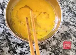 Illustration of how to make spinach with sauce 4