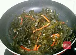 Illustration of how to make spicy fried kelp shreds 7