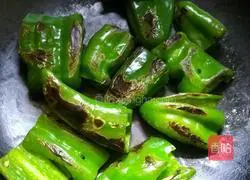 Illustration of braised tiger skin and green pepper 3