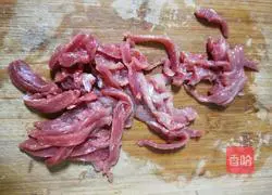 Illustration of how to make fried shredded pork with celery 2