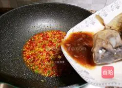 Illustration of how to make crucian carp with chopped pepper 8