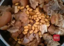 Soybean braised pig trotters recipe 5