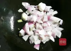 Onions, green peppers, diced chicken legs Illustration of how to do it 8