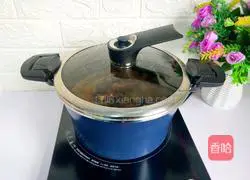 Soybean braised pig's trotters recipe 11