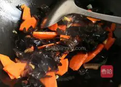 Illustration of how to make stir-fried pork with cabbage and fungus 4