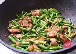 Illustration of how to stir-fry pork belly with garlic moss 7