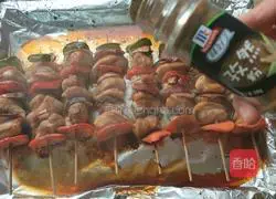 Illustration of how to make grilled chicken leg skewers 18