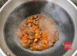 Illustration of how to make garlic asparagus and beef cubes 9