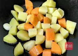 Illustration of how to make roasted chicken with diced potatoes 5