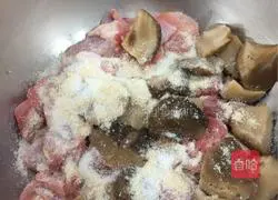 Illustration of how to make steamed chicken with mushrooms and abalone 7