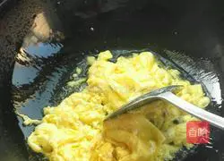 Illustration of how to make scrambled eggs with mushrooms 3