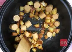 Illustration of how to make pan-fried potato sausage pieces 11