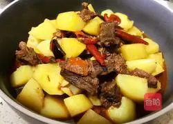 Illustration of how to make beef brisket stewed with potatoes 7
