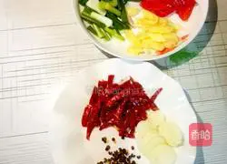 Illustration of how to make Qianjiang chicken offal 5